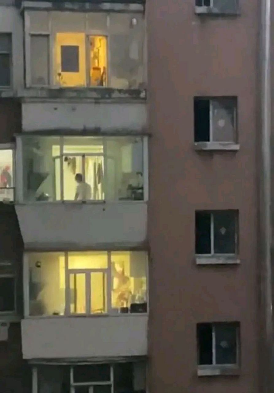 近日,长春某小区一名男子,拍到对面楼一名女子从楼上乱扔垃圾,他当场