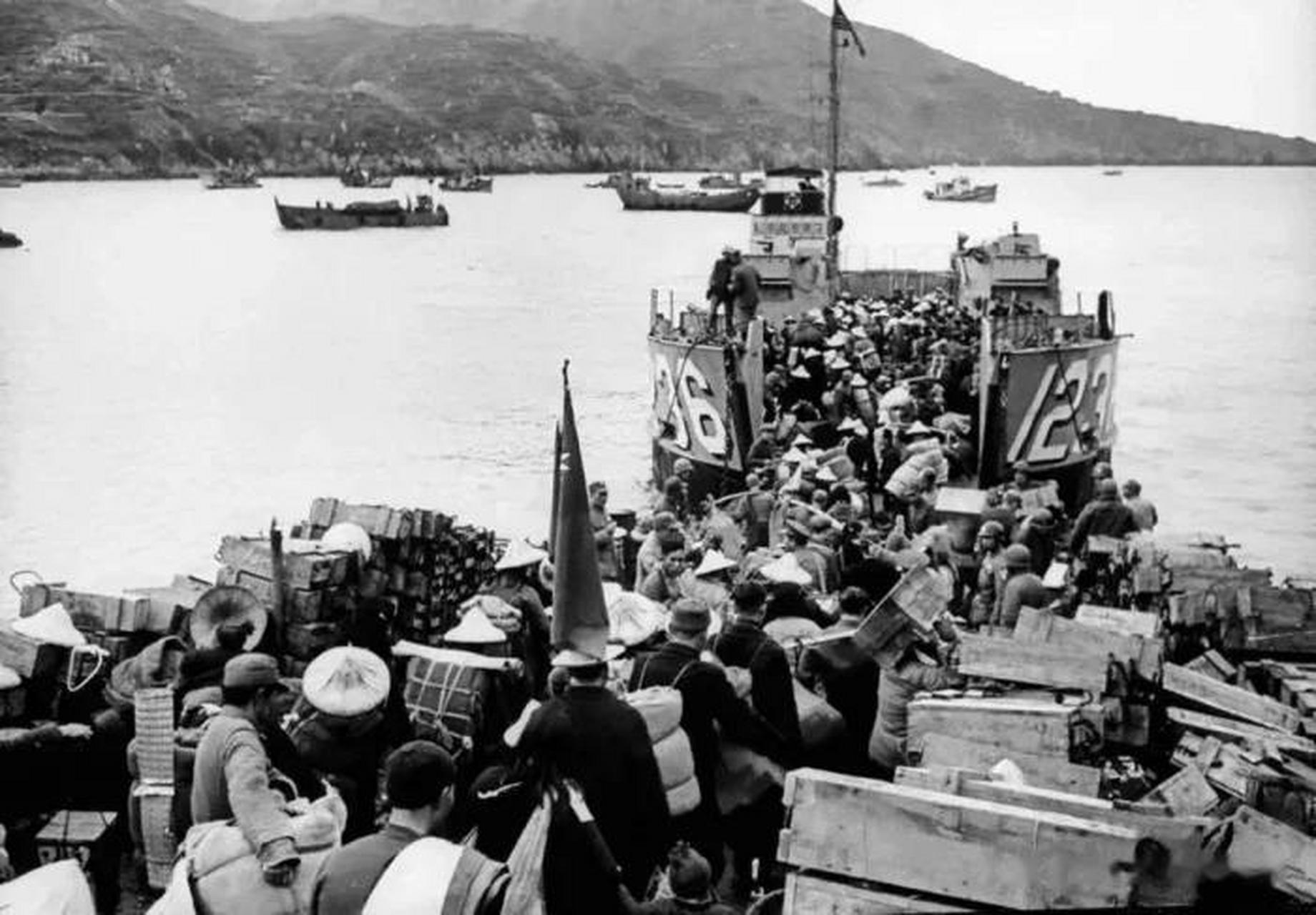 这是在1949年后,国民党士兵陆续撤离大陆的场景,看看最后一名士兵回头
