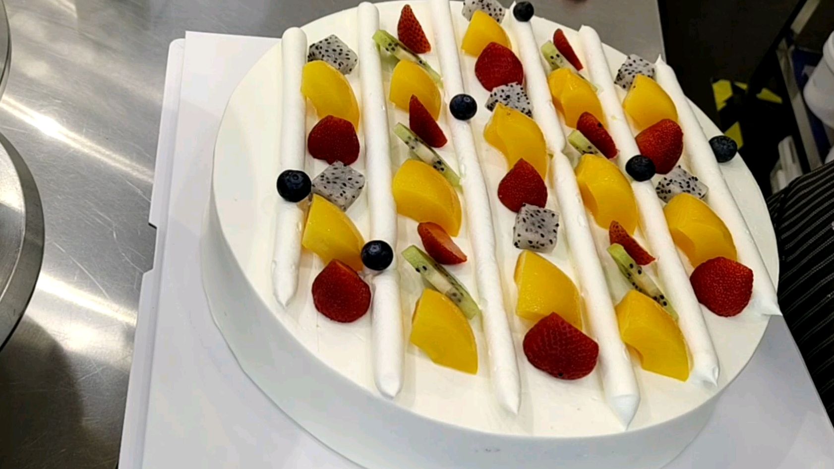 简单漂亮的生日蛋糕水果怎么摆放?插几个小爱心是不是点睛之笔?