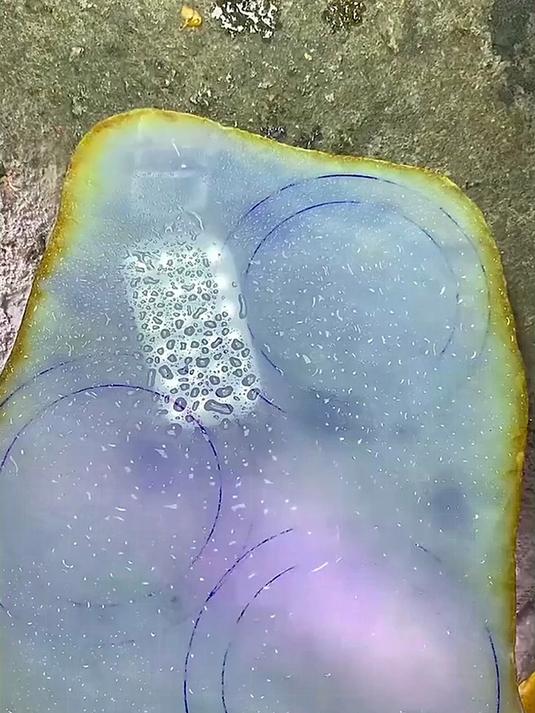 翡翠板料质地紧密,触摸间感受温润,传递玉石纯粹气息