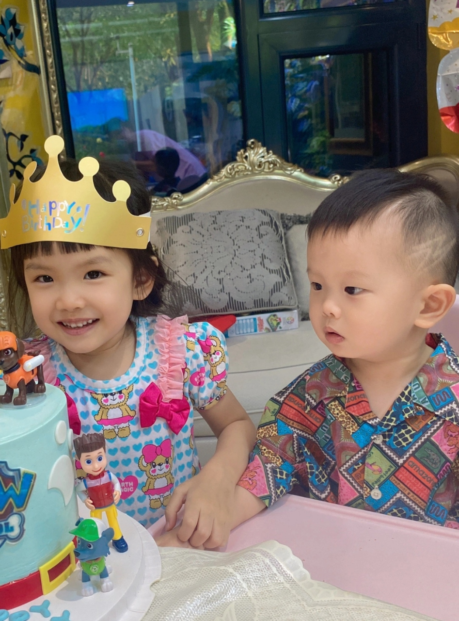 主持人红果果绿泡泡夫妇晒两个孩子近照,女儿4岁,儿子2岁,姐弟俩同框