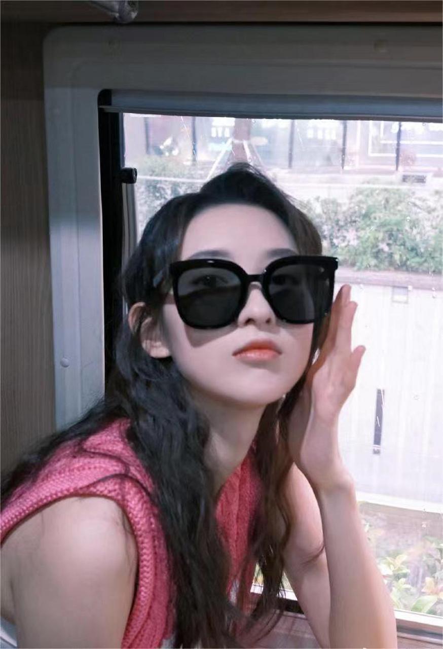 1,李易峰上大学被一个追了他好久的女孩子给壁咚了,他吓跑了.