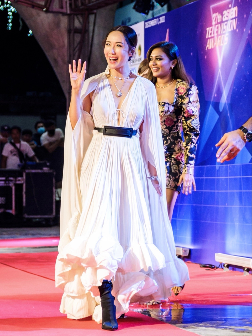 香港女星李施嬅,台庆上疯狂弹钢琴; 都说台上十分钟,台下十年功, 港台