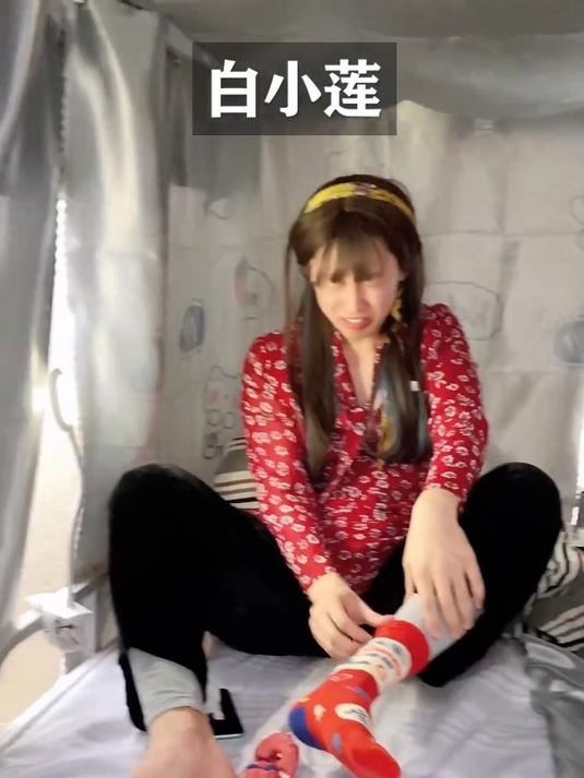 大学宿舍,女生都会偷偷在床帘里面做什么?