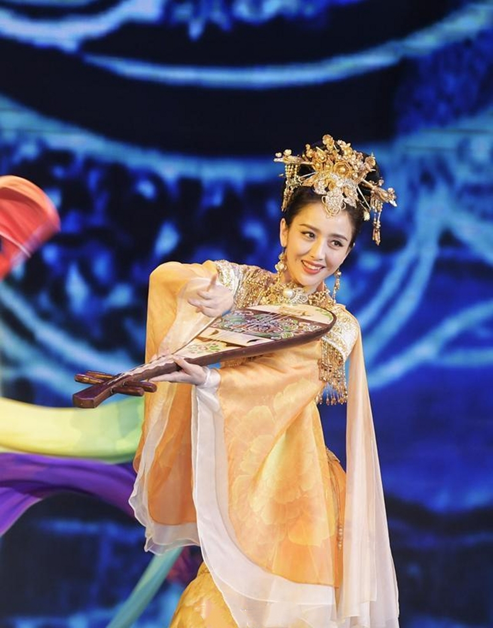 佟丽娅宛如敦煌壁画上飞下来的仙子 佟丽娅的"敦煌飞天反弹琵琶"舞姿