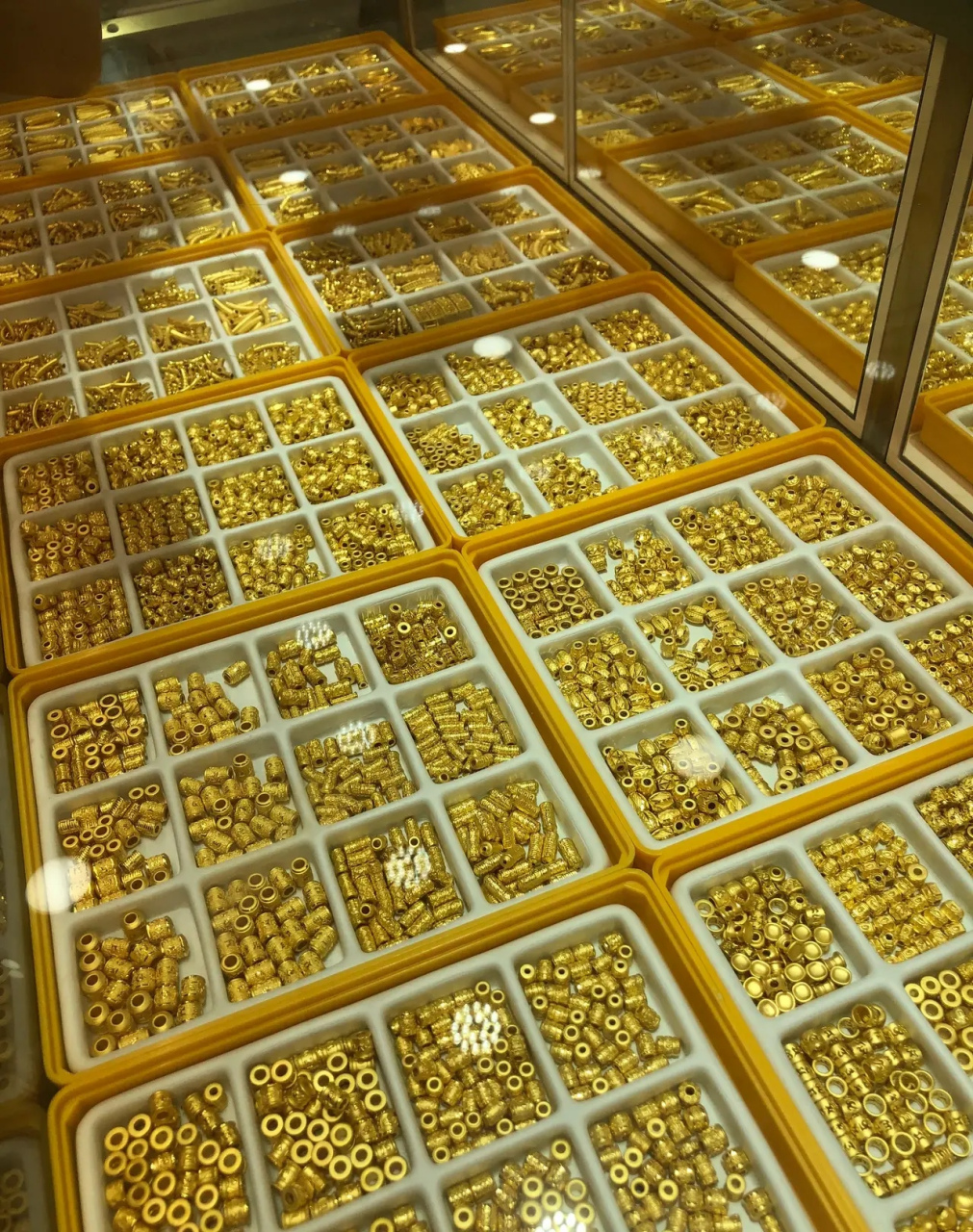 这里就是水贝黄金市场,感觉黄金就像地摊货一样.[左捂脸]