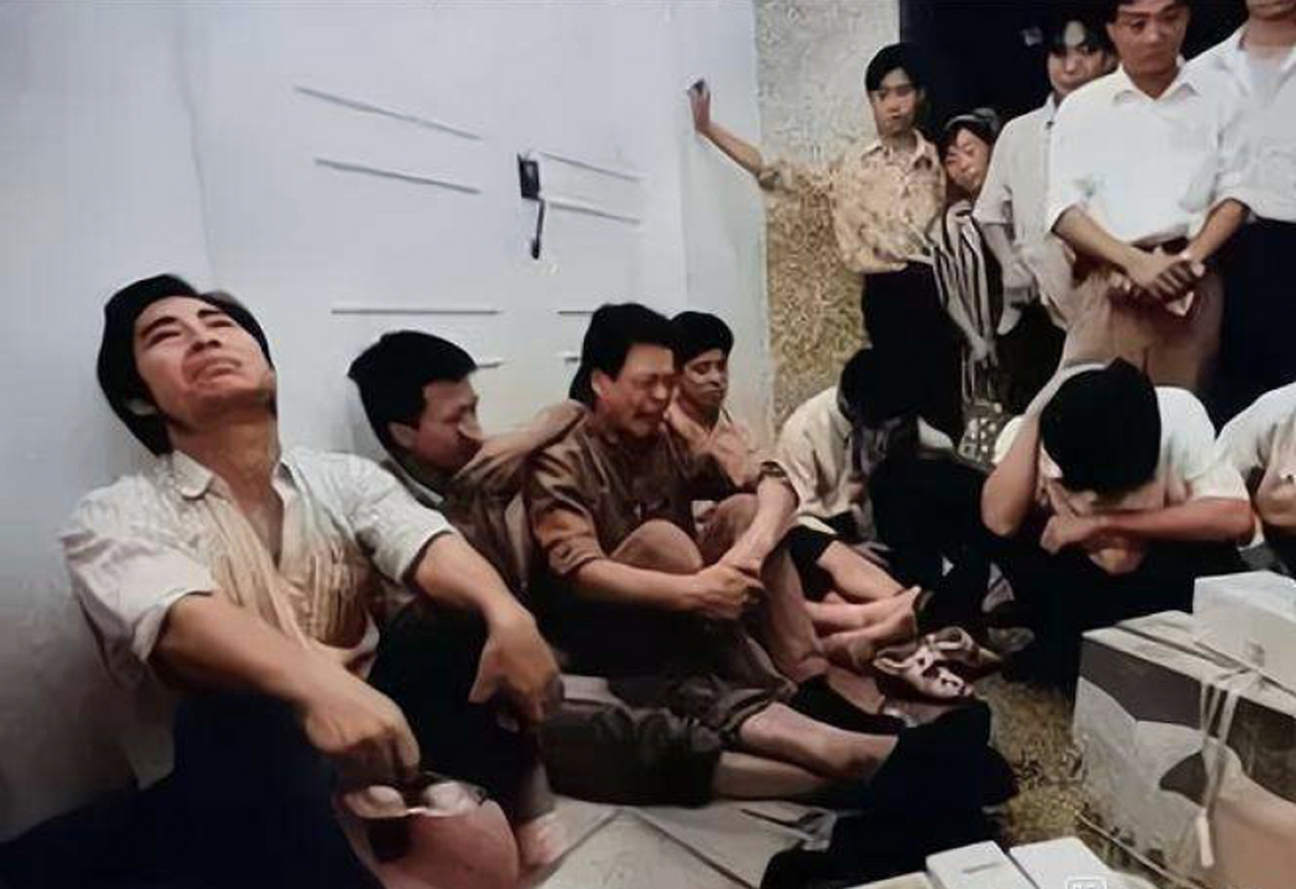 90年代国有企业下岗大潮期间,东北某机械厂的下岗工人们,签完自愿解除