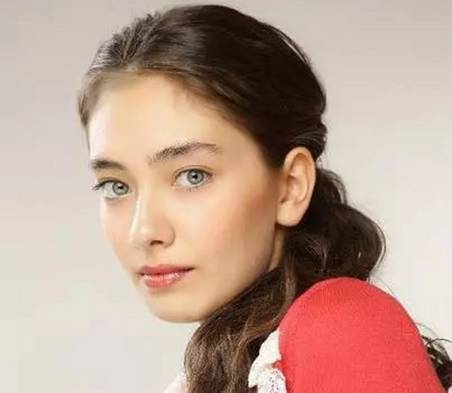 土耳其女星neslihan atagül,1992年生,代表作有《落叶》《不对等爱情