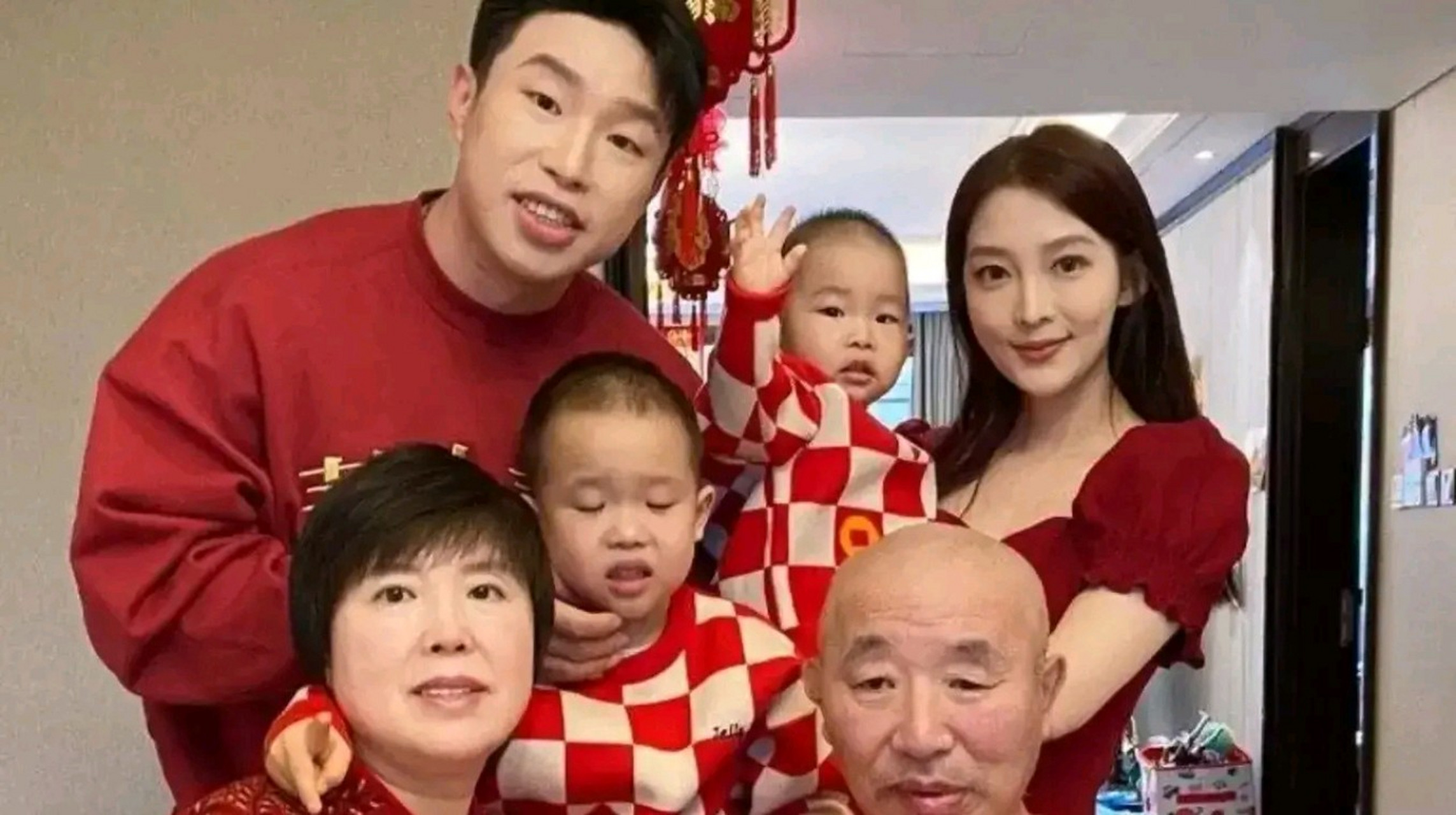 相声演员烧饼老婆晒年夜饭,一家六口合影,画面好温馨.