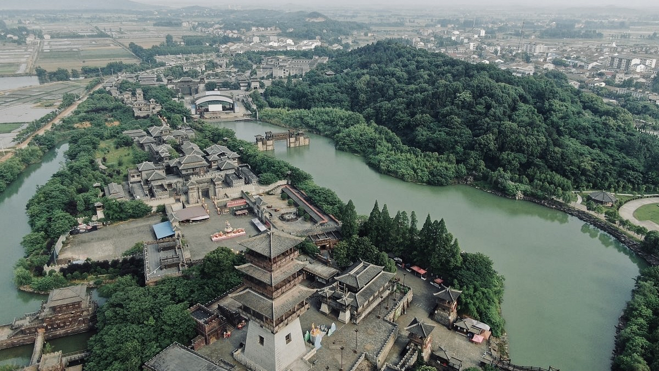 【三国赤壁古战场】 三国赤壁古战场位于湖北省赤壁市赤壁镇武侯巷6号
