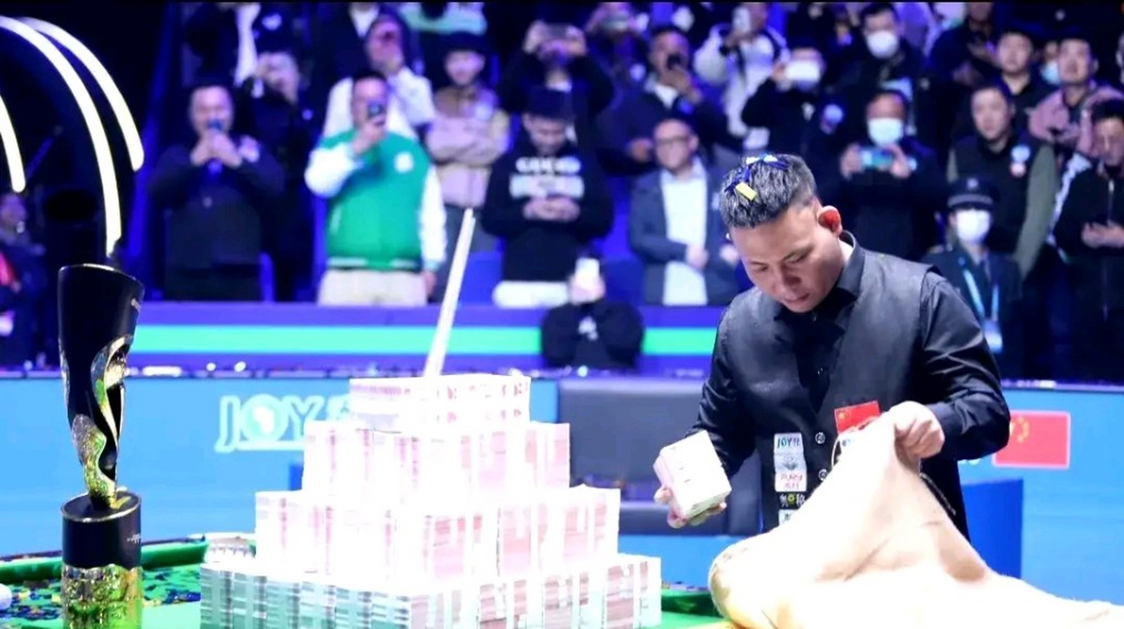 郑宇伯中式台球大师赛夺冠豪取500万,现场直接用麻袋装奖金!