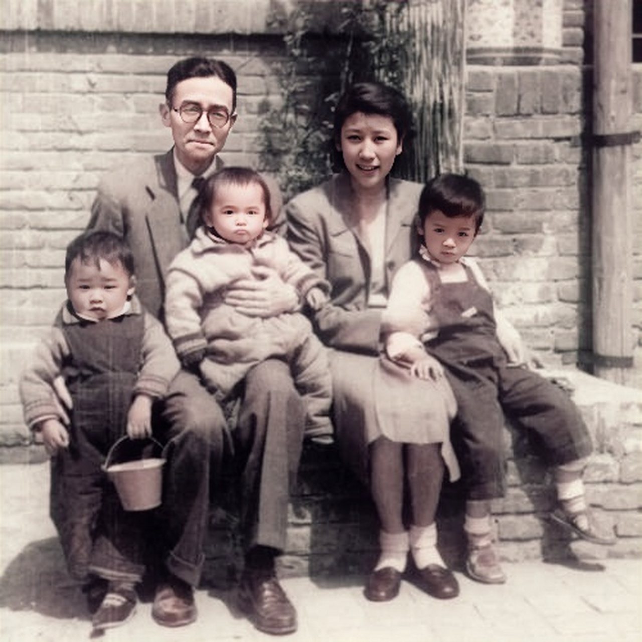 梁思成与儿媳周如枚,周茹枚抱着的是梁鉴