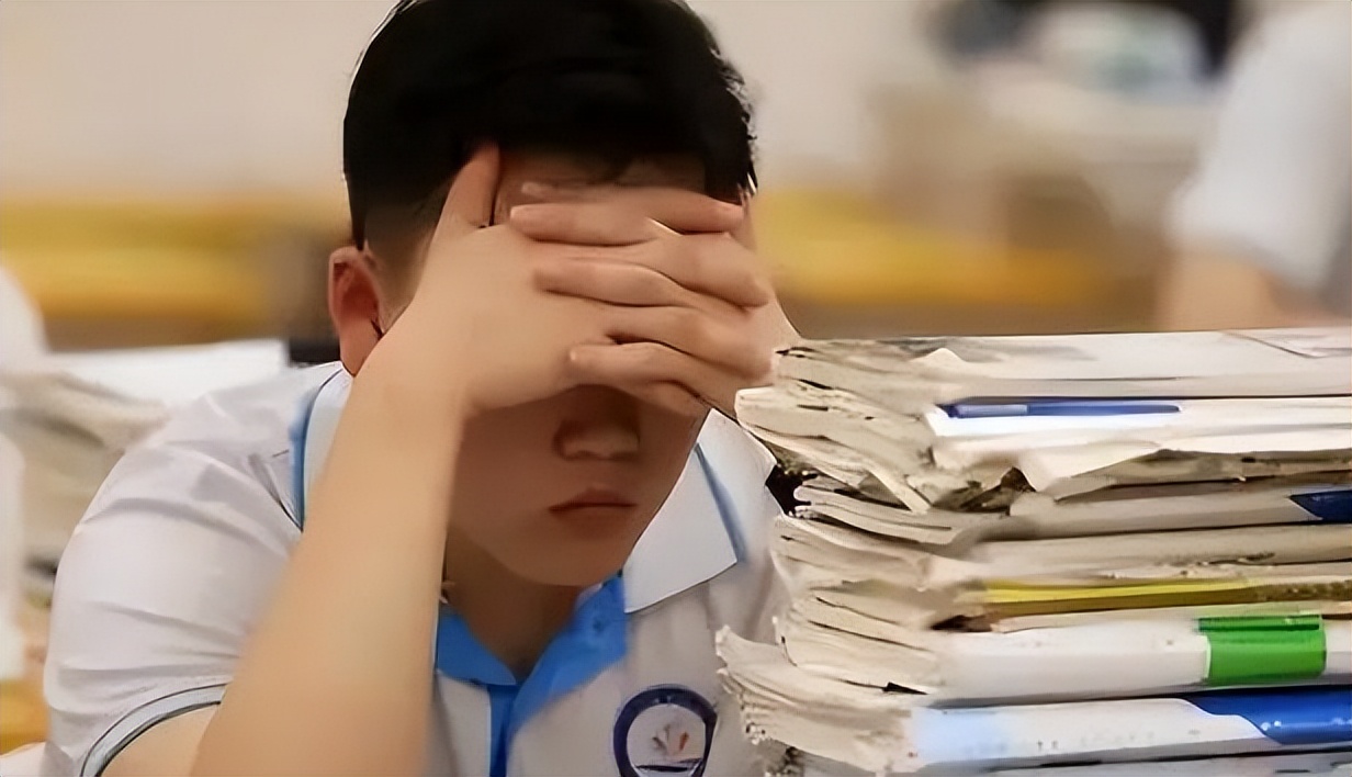 " 刚过本科线的同学,想报考公办本科是不可能的,只能选择民办高考压力