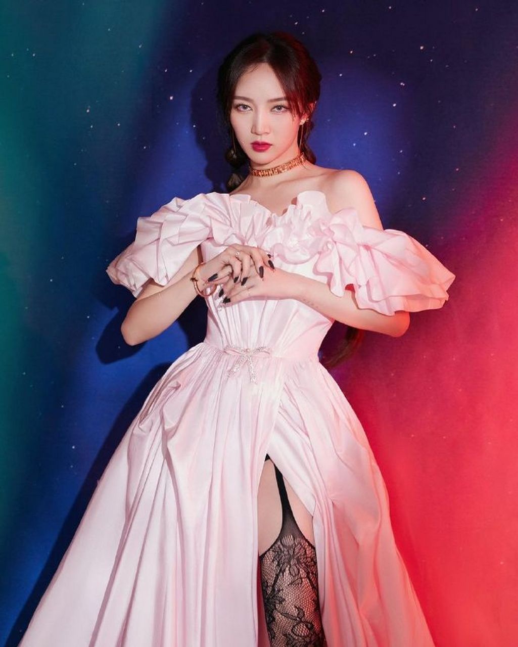 孟佳粉色蓬蓬裙黑色性感蕾丝,甜美中多了一份性感  孟佳穿着一身粉色