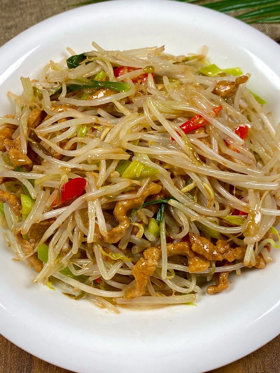 豆芽炒肉真的好好吃哇!豆芽清爽可口,肉丝嫩滑!