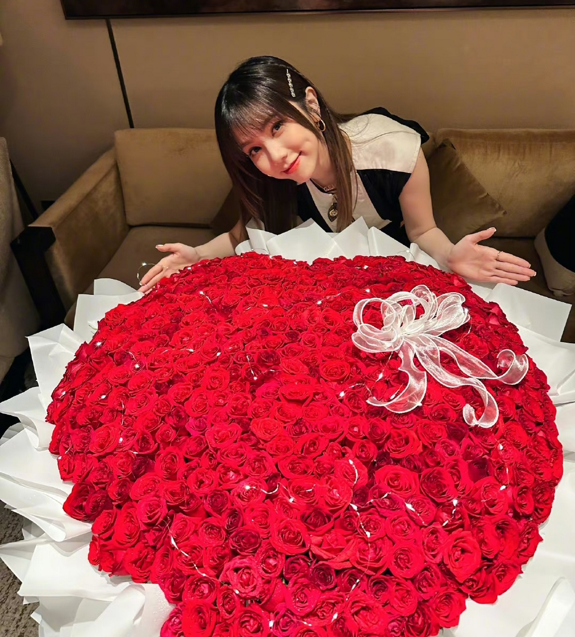 邓紫棋过生日收到巨束红玫瑰,她坐在沙发上闭着眼睛许愿,新发型有了