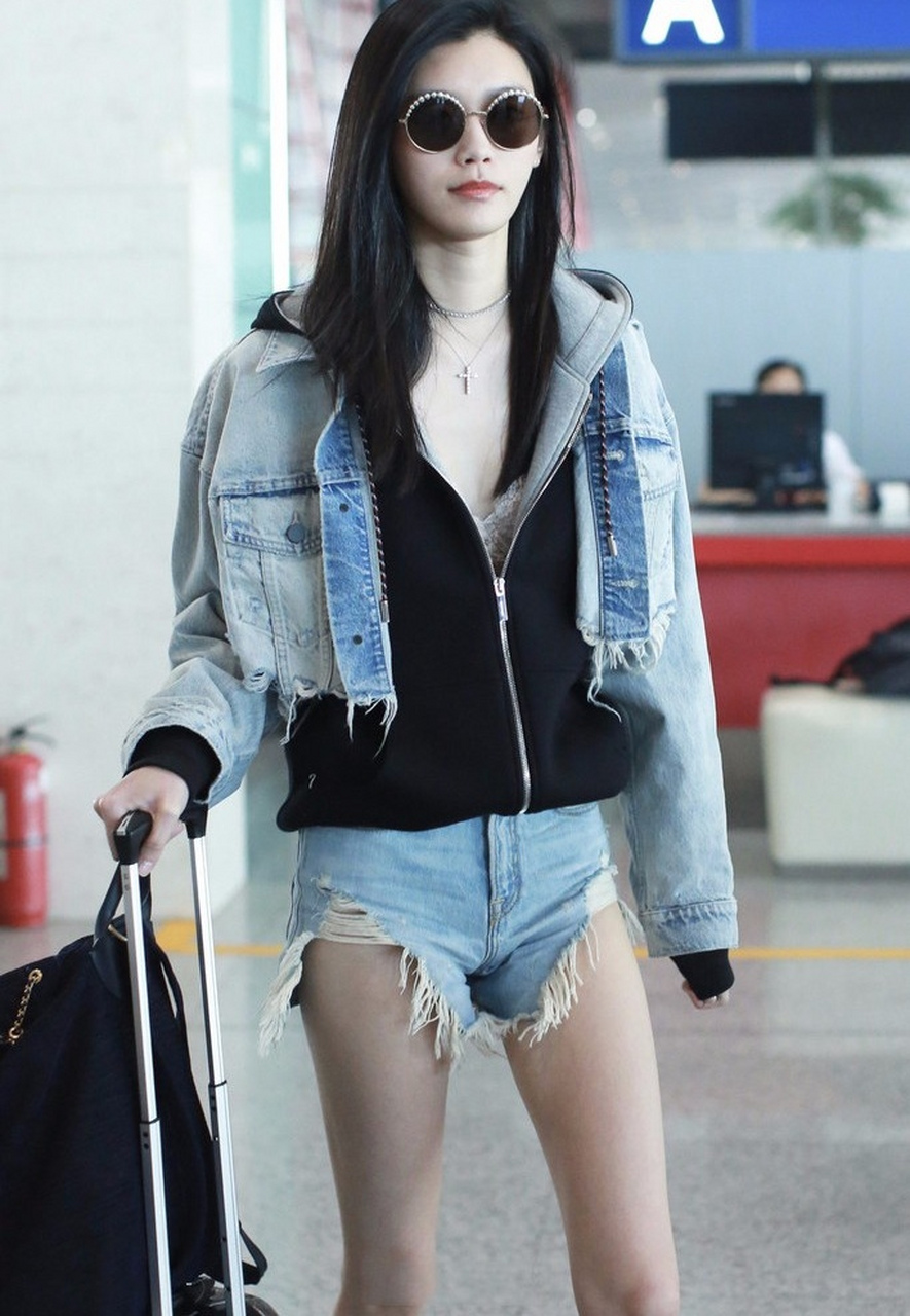 奚梦瑶的腿又细又长,真人很瘦