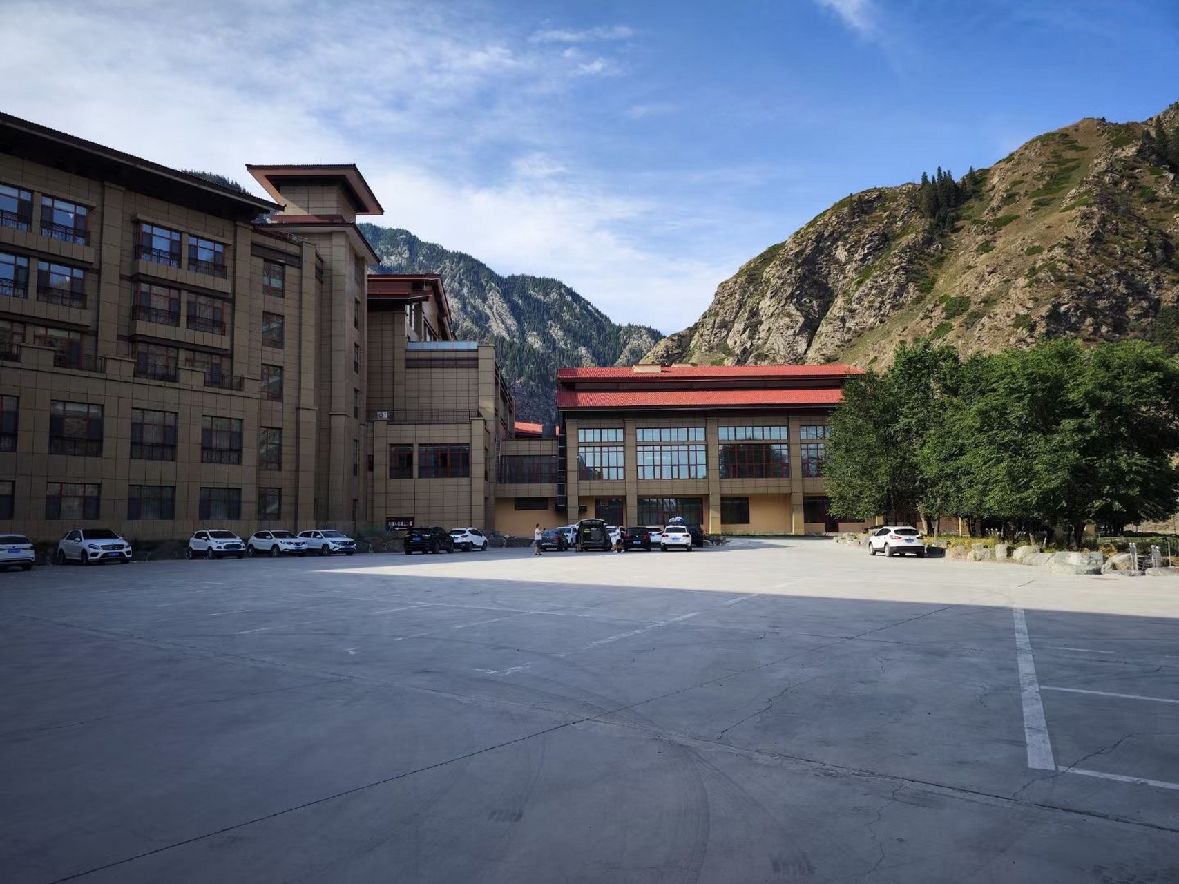 鹿角湾风景区,位于新疆沙湾县城西南80公里的天山北坡,总面积一万九千