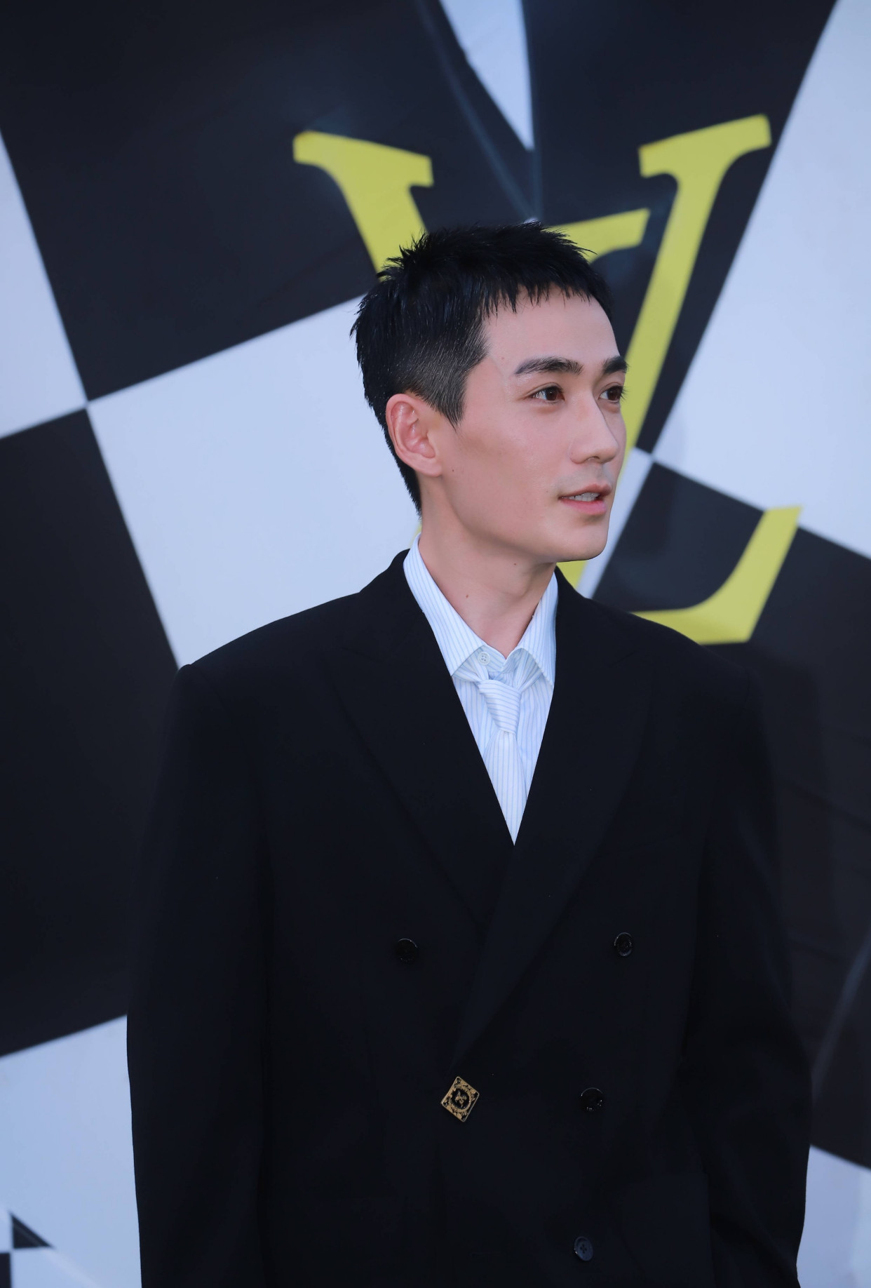 朱一龙短发造型更显眉眼深邃,近照可看清脸上青筋