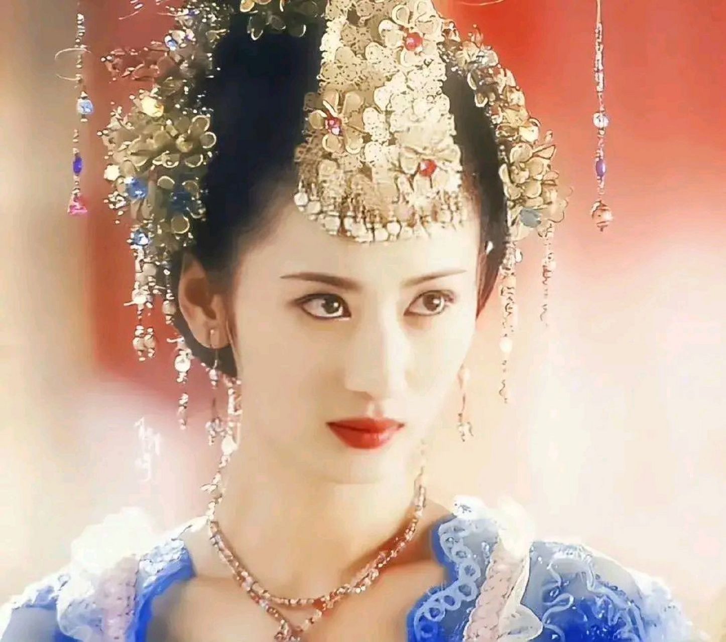 郭珍霓不愧是被誉为媚骨天成的演员,这古装扮相加上