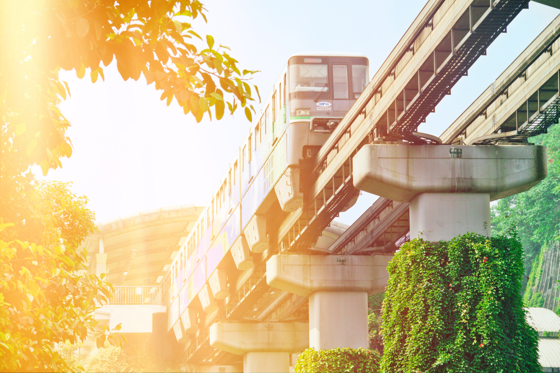 重庆傍晚的轻轨站.