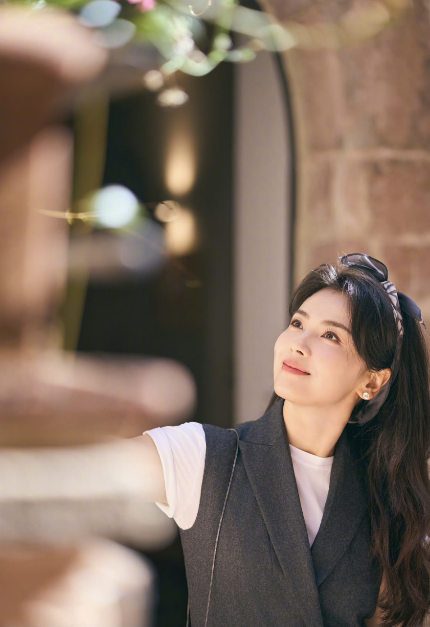 刘涛知性美# 刘涛灰色连体裤77白t恤,好有知性美的大姐姐呀[打clll