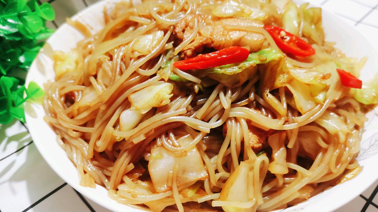 猪肉包菜炒粉条,简单下饭,经济实惠,一分钟学会,好吃停不下来