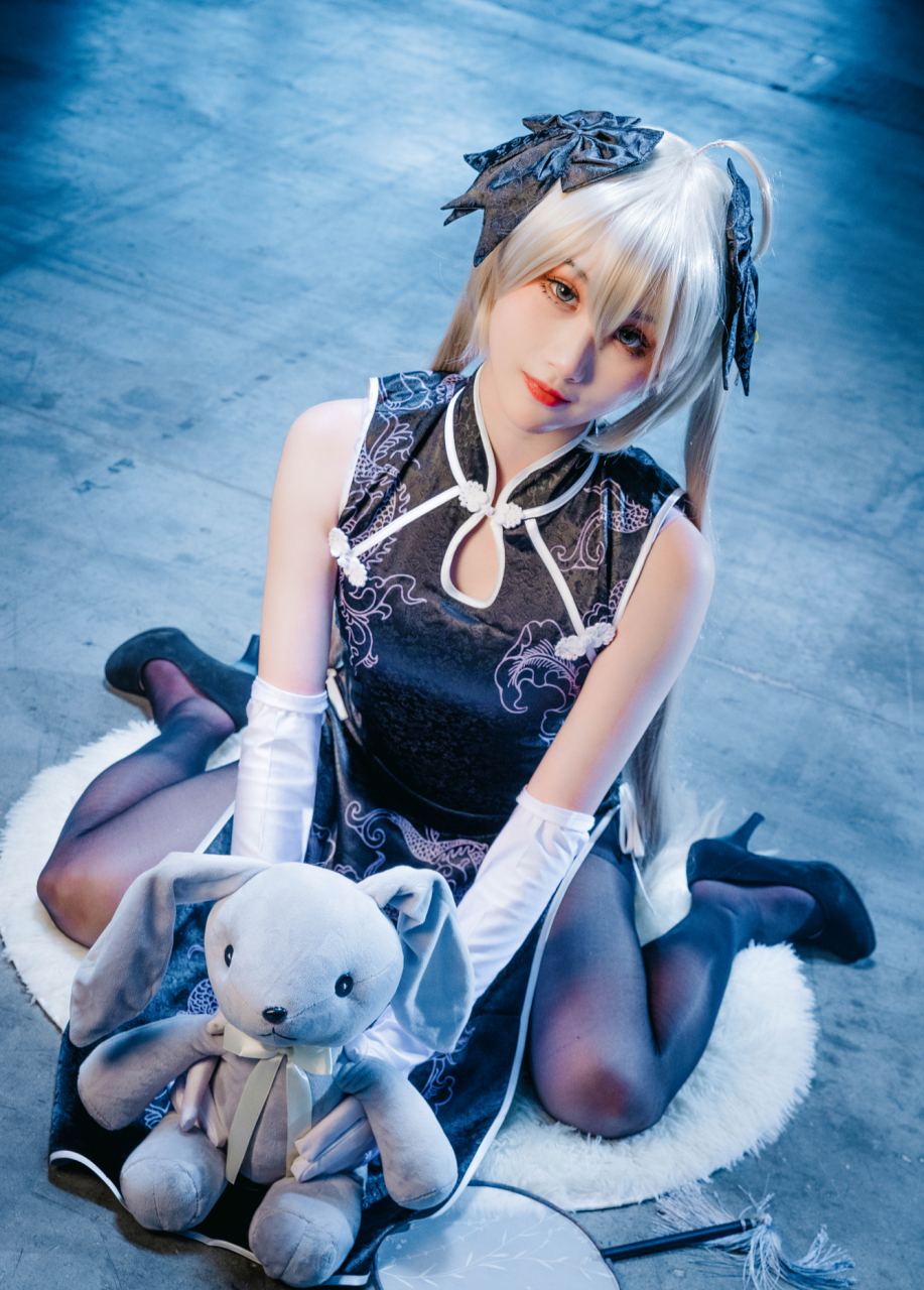 春日野穹cos,小姐姐穿上黑色旗袍再搭配上"黑丝",她cosplay的穹妹也太