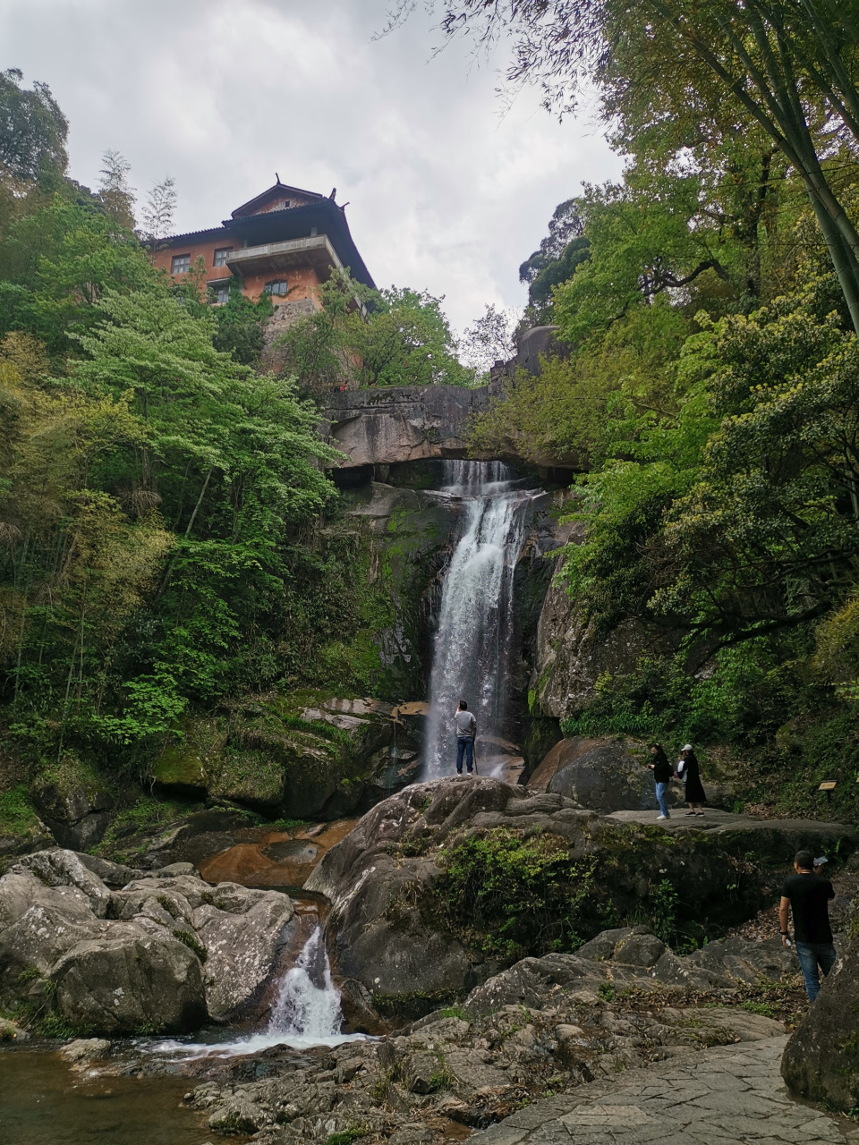 游天台山石梁飞瀑景区,在瀑布下独坐,耳边只有如雷的轰鸣声,山涧水一