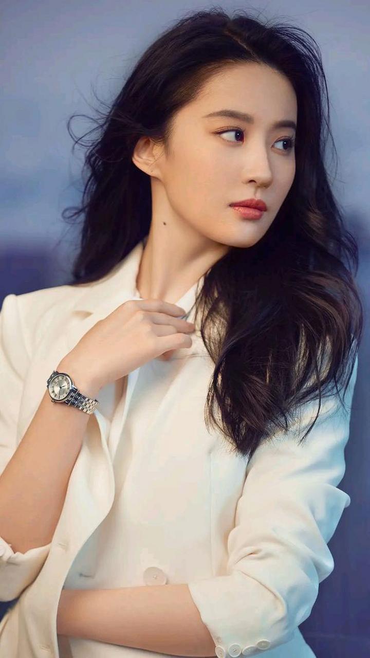 刘诗诗不喜欢接受采访,因为她反应不是特别快,比较木,也接不住网上