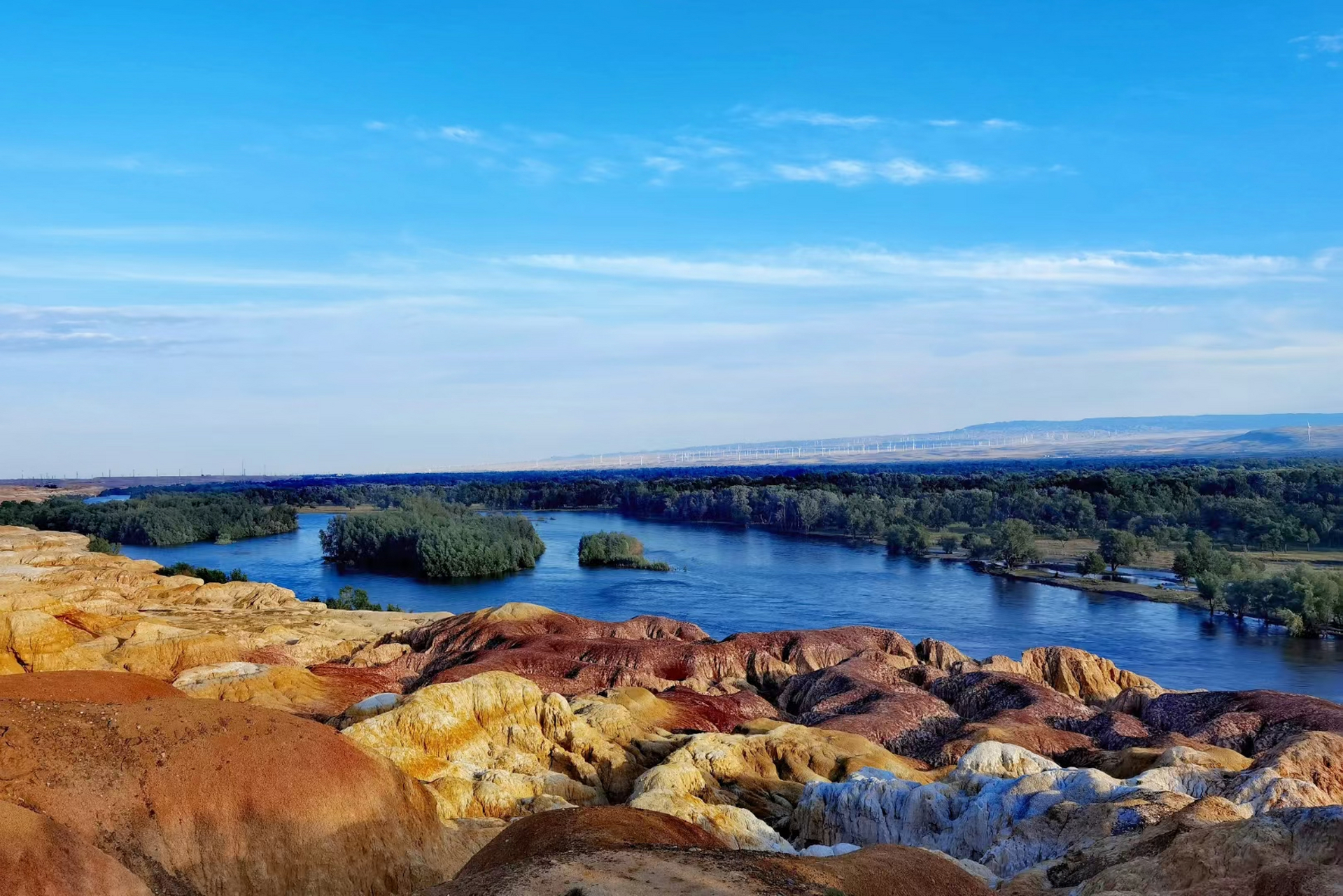 新疆昌吉五彩湾又称五彩城,上千年的风雨,将五彩湾分割成一座座孤立的