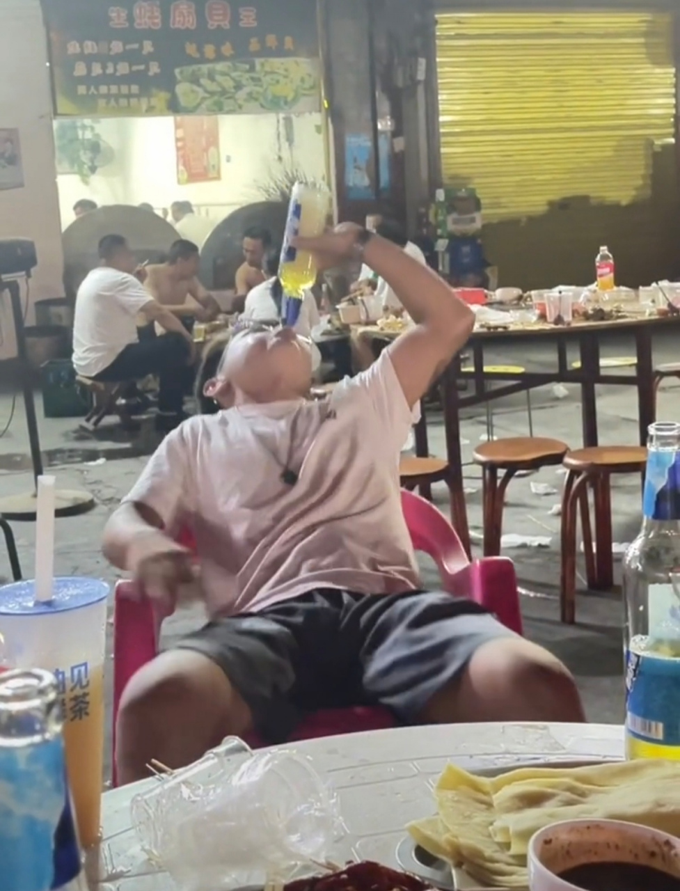 喝酒出丑不可怕,怕的是有人帮你回忆.