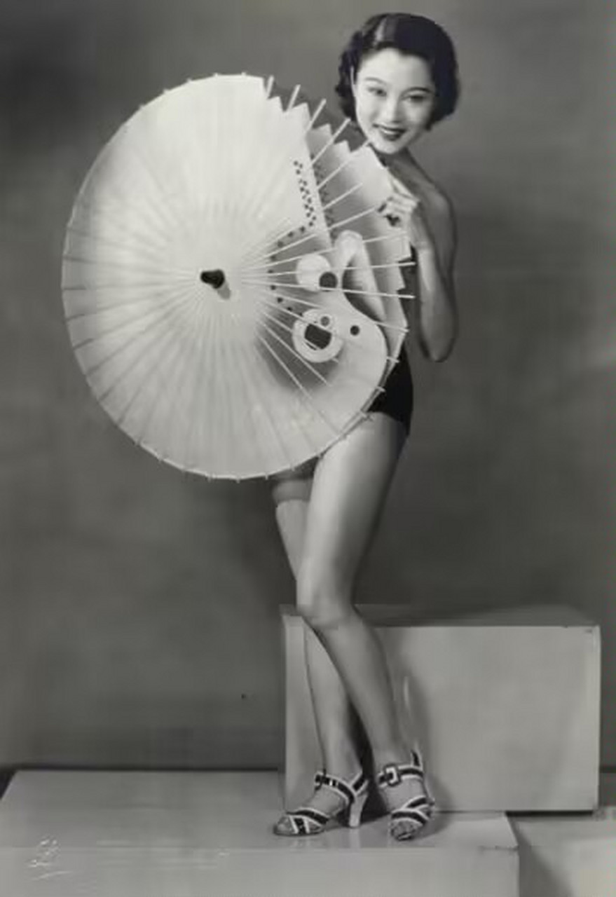 1936年女演员梁赛珍,梁赛珊以及梁赛珠三姐妹合影,后面两张穿着性感的