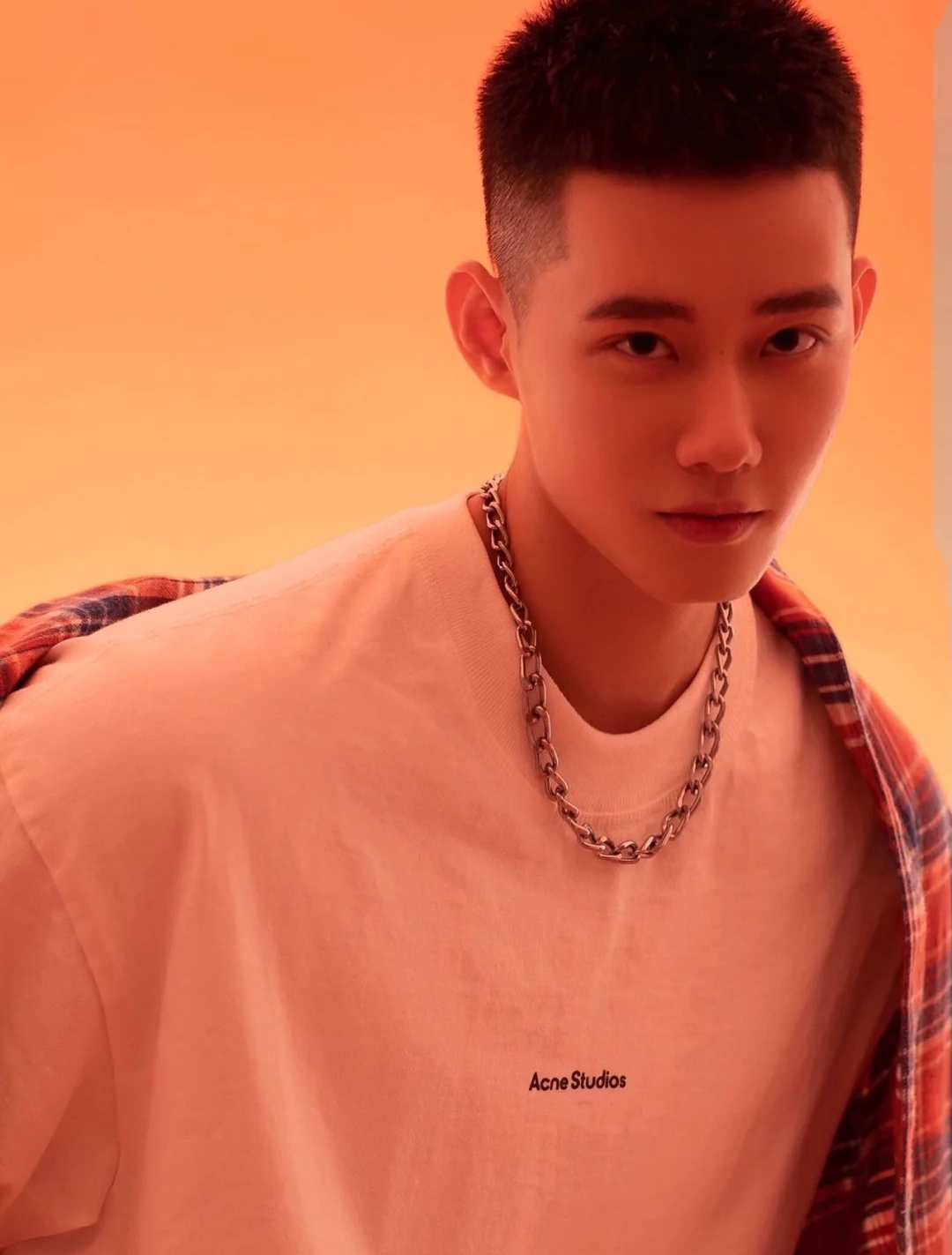 奶味十足的寸发小哥哥,00后男生的炫酷穿搭,个性时尚,穿出青春