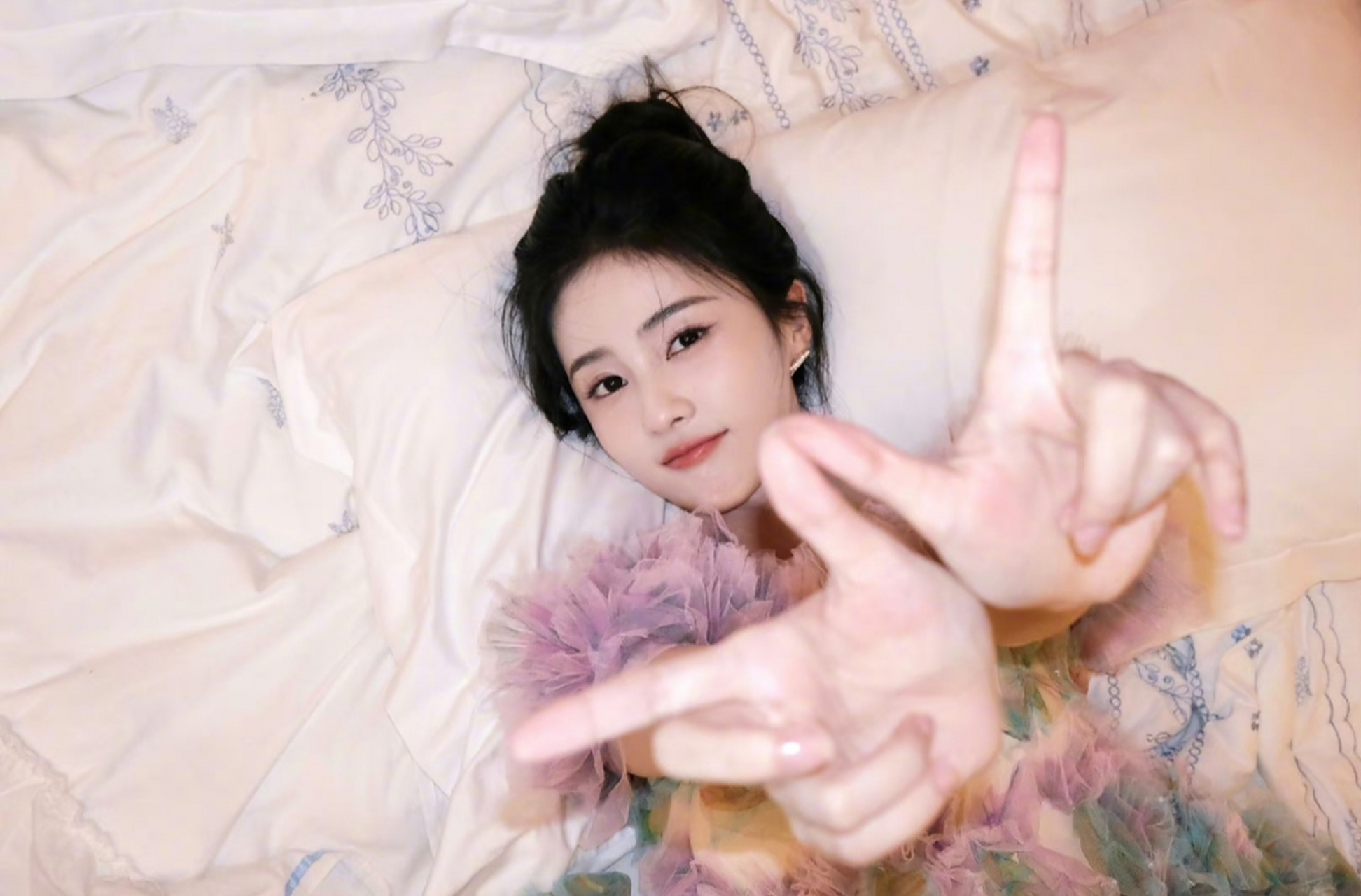 喜欢白鹿的在这里[亲吻][打call][打call]来一组白鹿美照