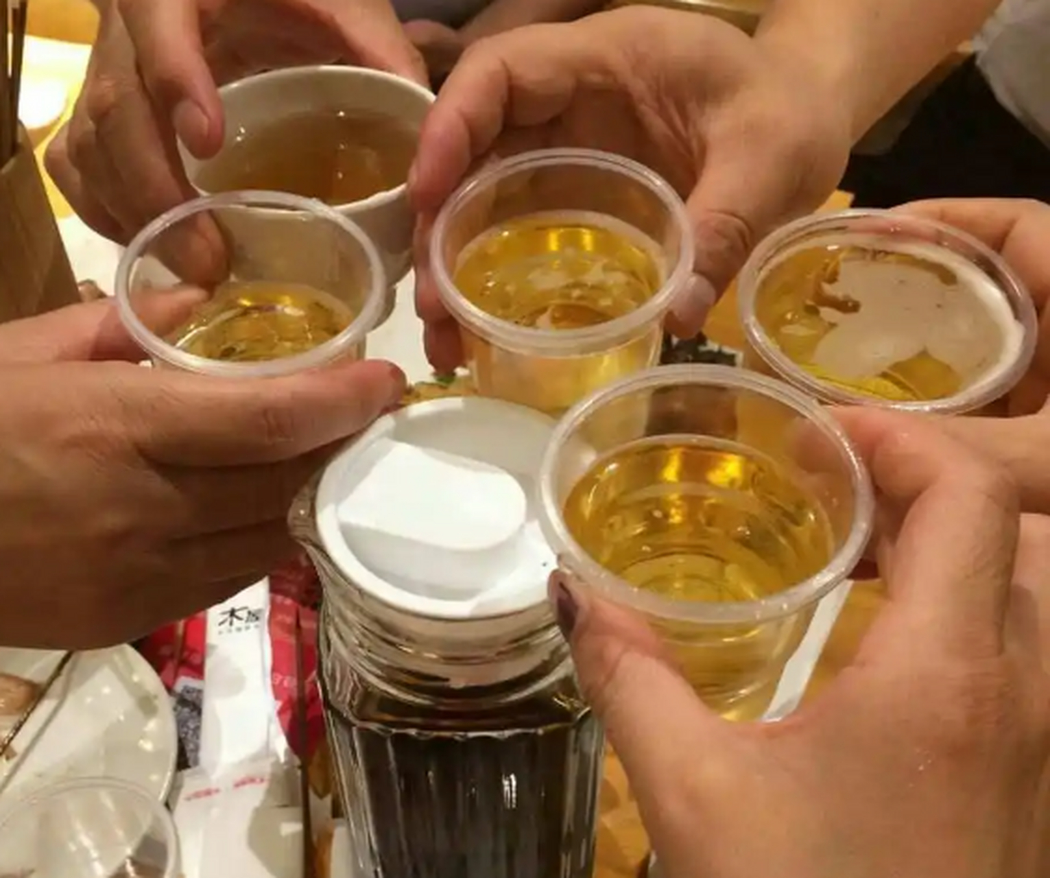 女子吃夜宵时被陌生男子强行敬酒,是什么个情况?