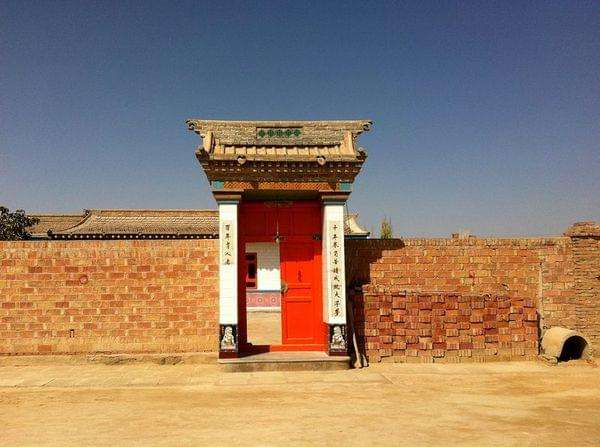 农村俗语:"门楼建成道士帽,大财小财都来到"是什么意思?