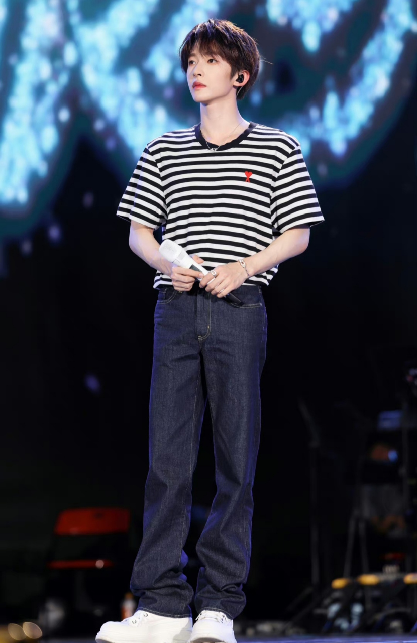 刘宇登台献唱文艺范十足,黑白条纹t恤加牛仔裤干净利落很有气质