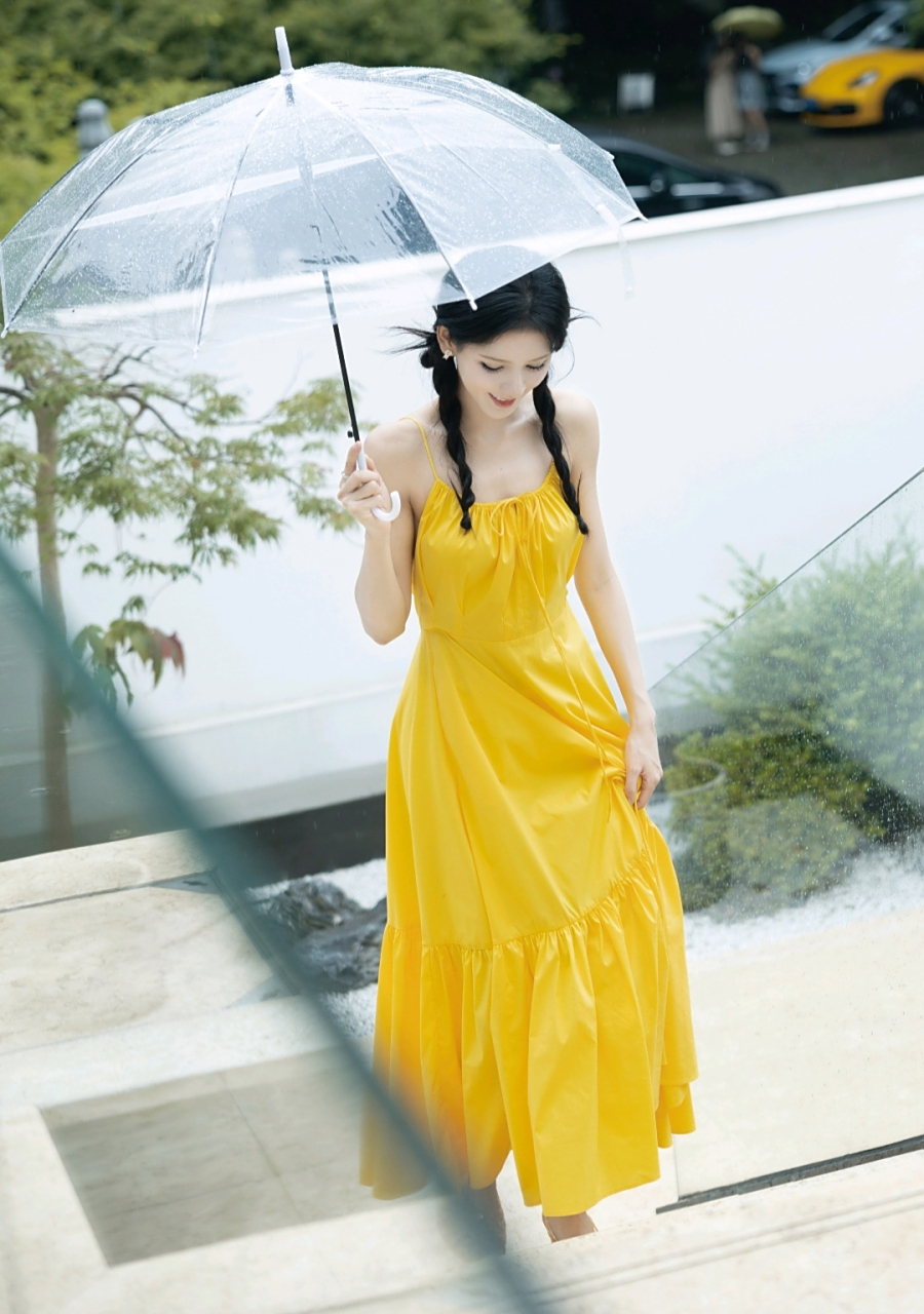 张予曦身穿吊带黄裙搭配双麻花辫,清新俏丽,甜美灵动,少女感十足!