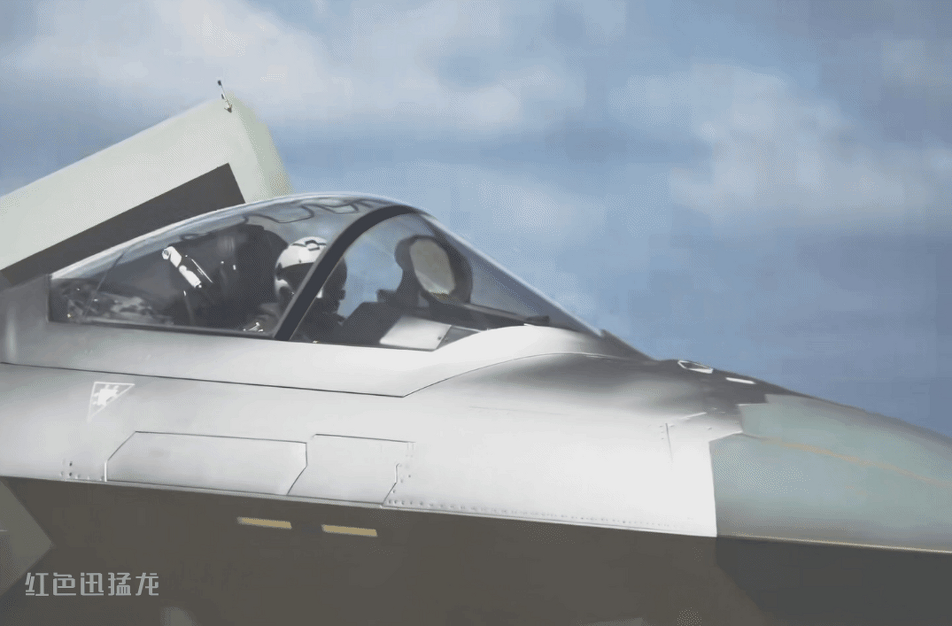 我认为这是歼20战斗机今年最科幻的画面,飞行员泛着白光逐渐消失,犹如