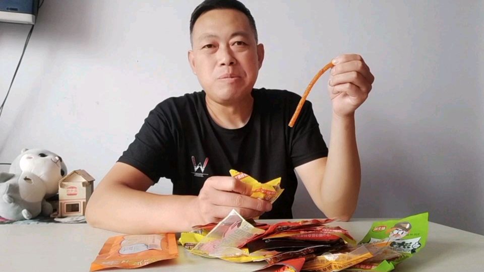 今日开箱:20种辣条不重复,究竟哪种辣条是辣条之王呢?