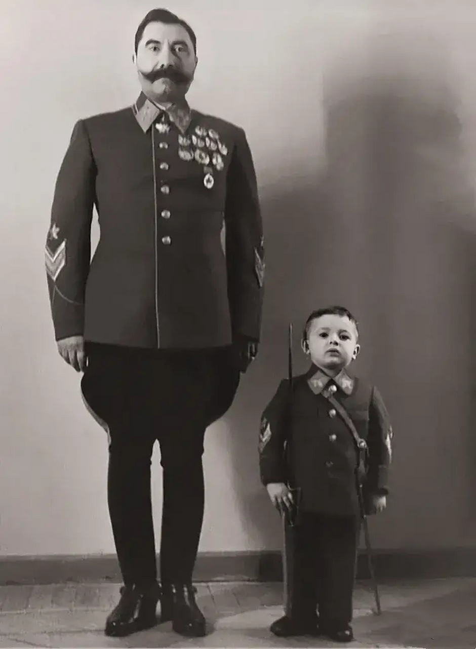 20世纪40年代苏联著名骑兵统帅布琼尼(1883-1973)元帅与长子谢尔盖