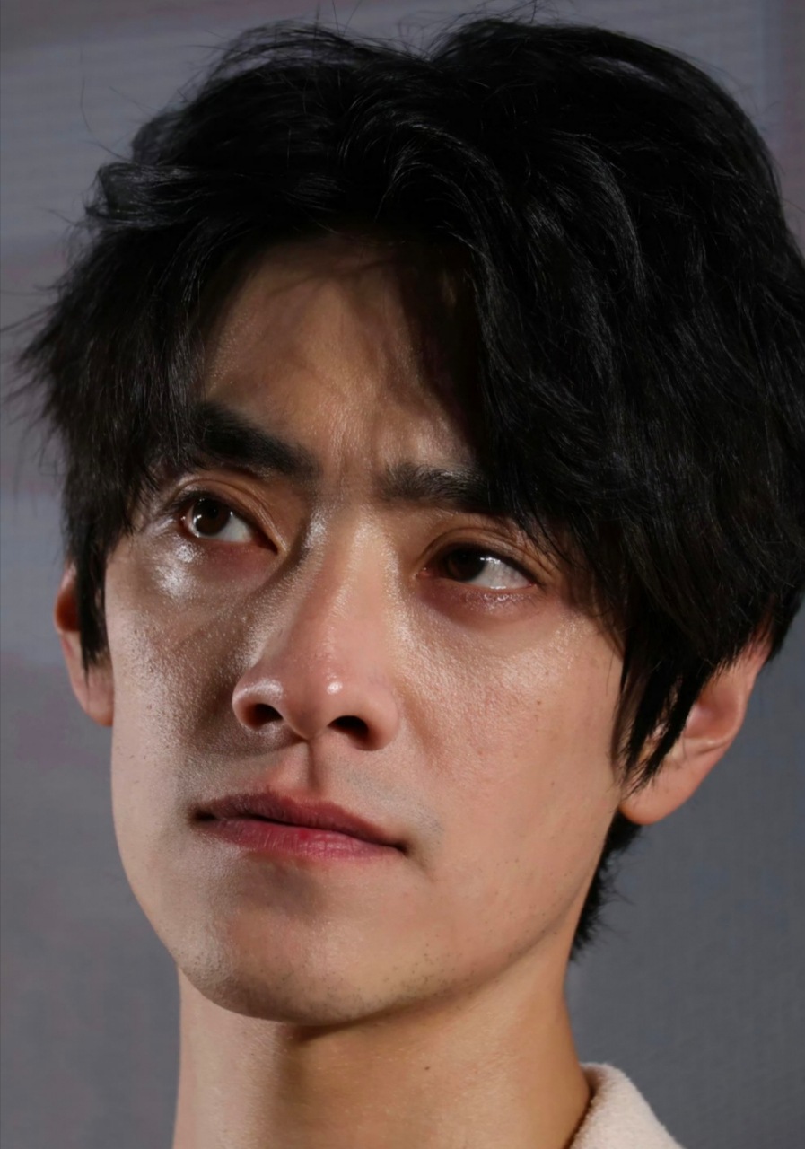 郑云龙暴瘦后的样子好像衰老后的肖战啊……希望肖战能好好吃饭,瘦成