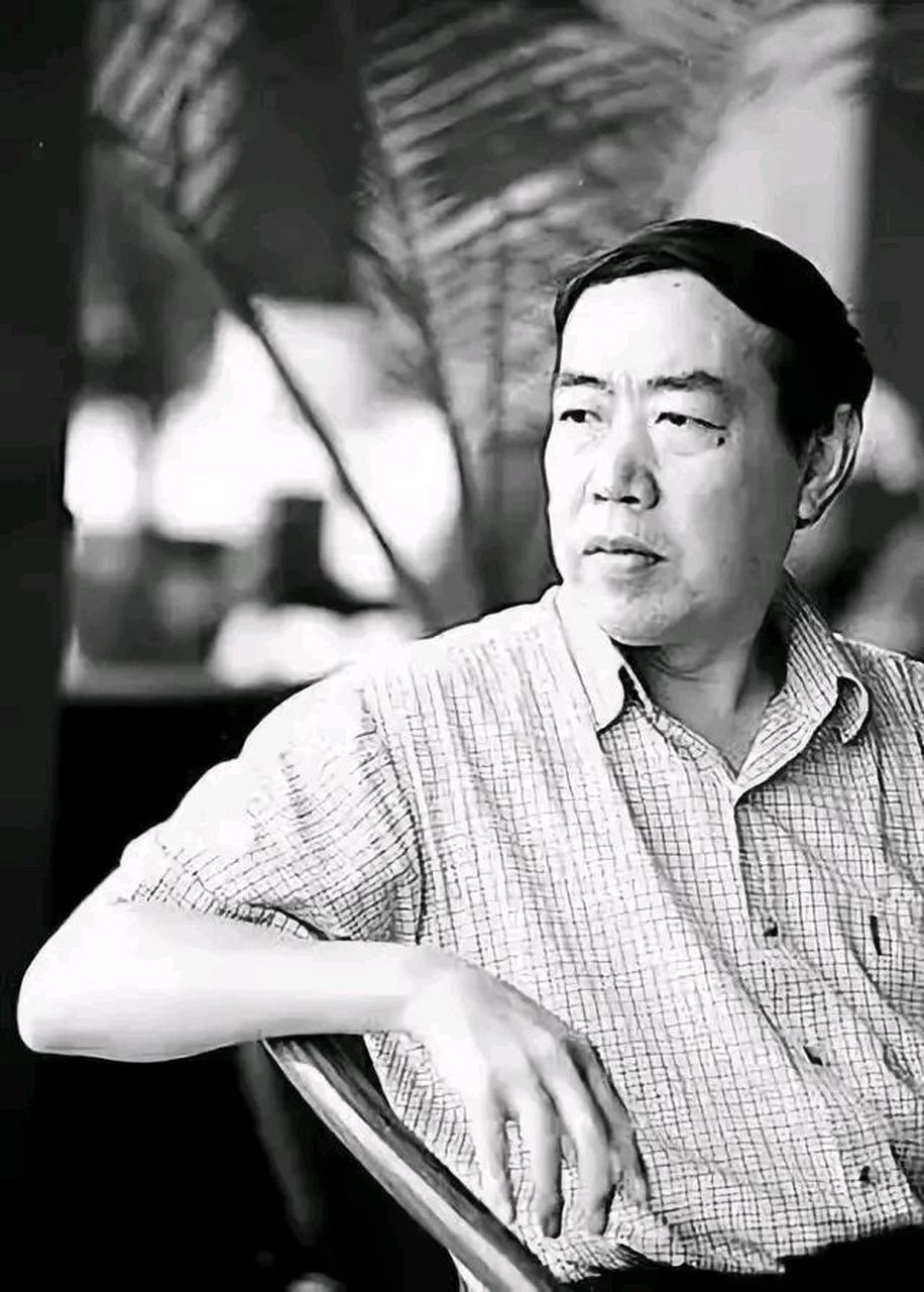 文学# "流氓作家"贾平凹探讨女性话题时一针见血,他说:"现在的女孩