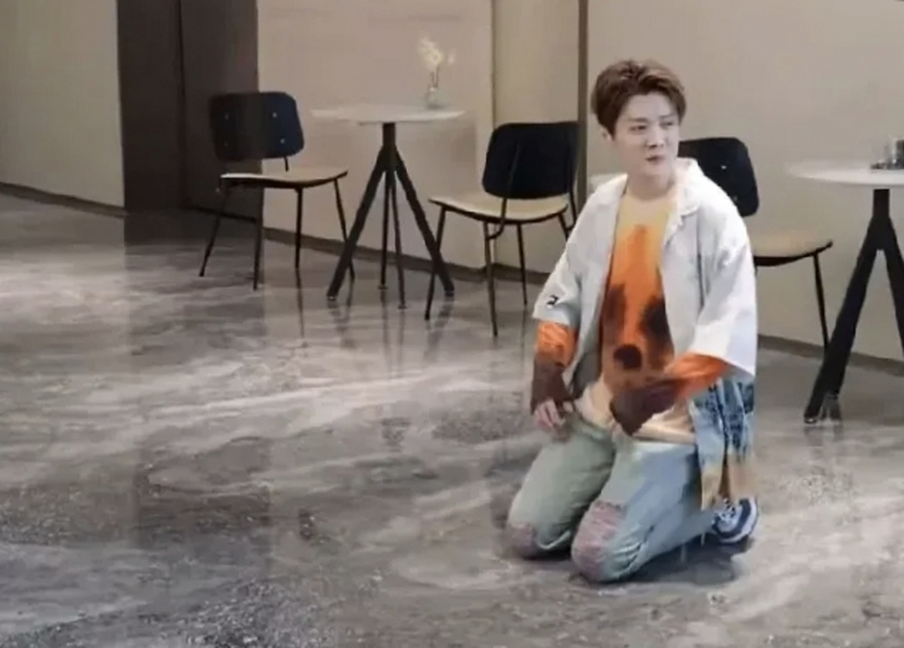 鹿晗被曝光了一条他双膝跪地,冲着奶茶店员大声表白的视频,视频里鹿晗