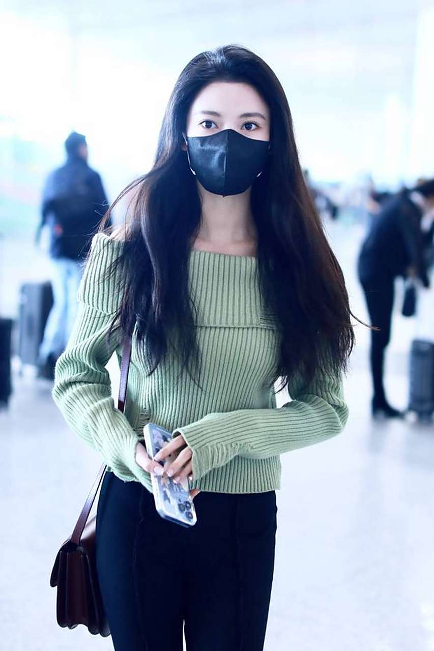 4月16日,孙珍妮现身首都机场icon,穿绿色一字肩针织上衣露出精致的