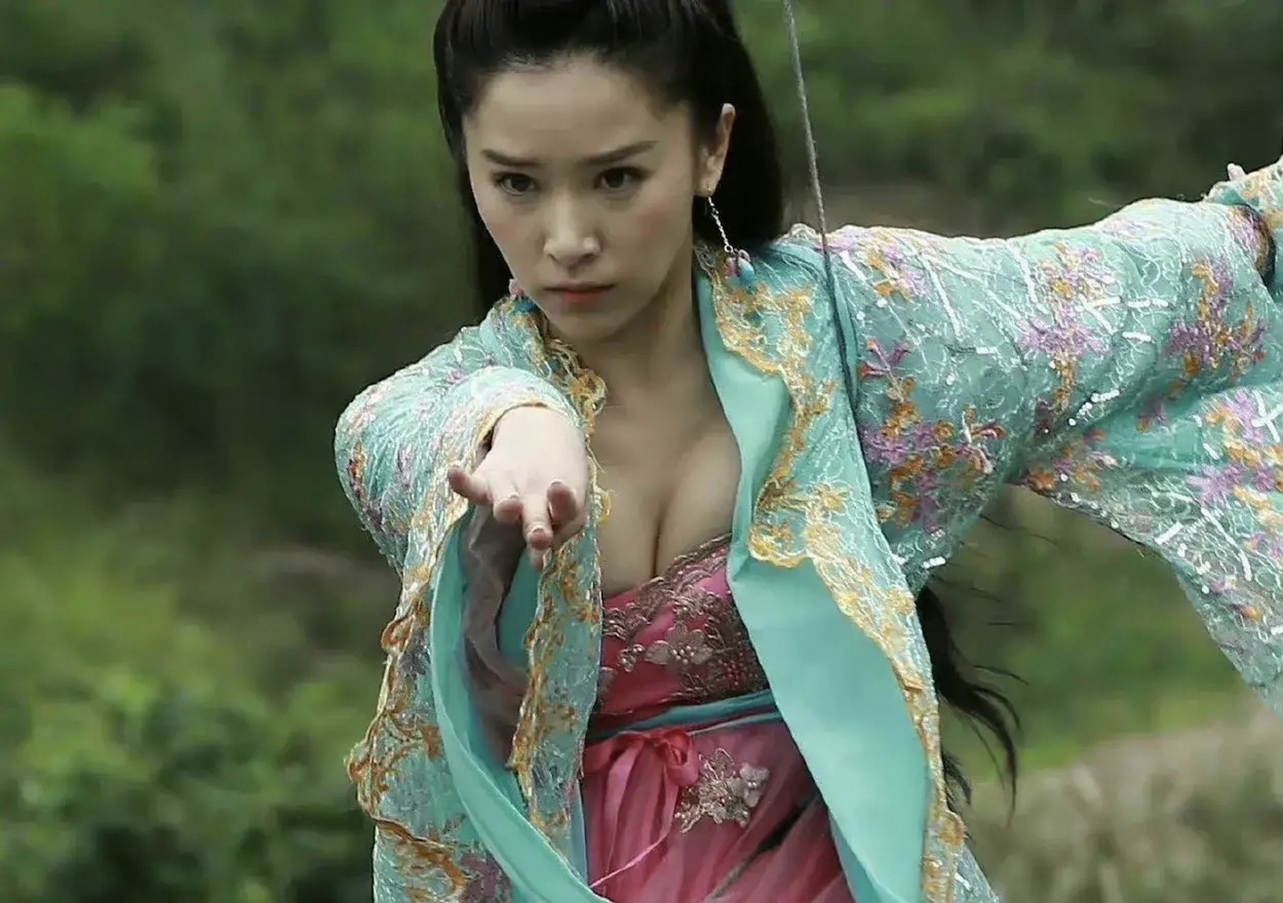 阚清子扮演的慕容清子精气神都很不错,但是我更喜欢她的这身造型,太有