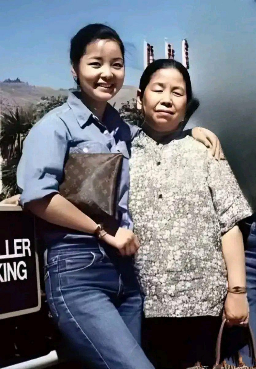 邓丽君和母亲的珍贵合影