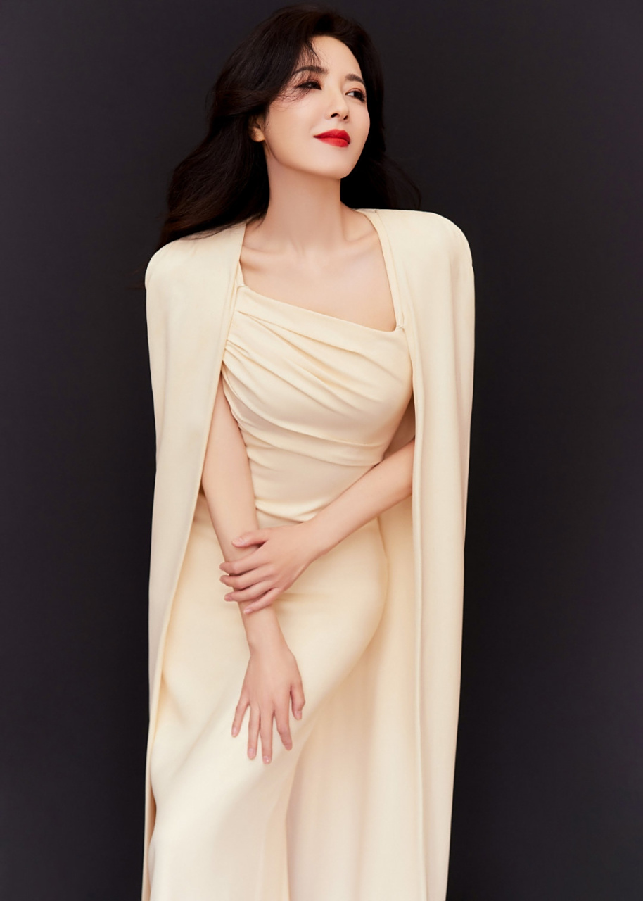 曾黎# 甜美俊俏的容颜,窈窕曼妙的身材,前凸后翘,性感妩媚,风情万种