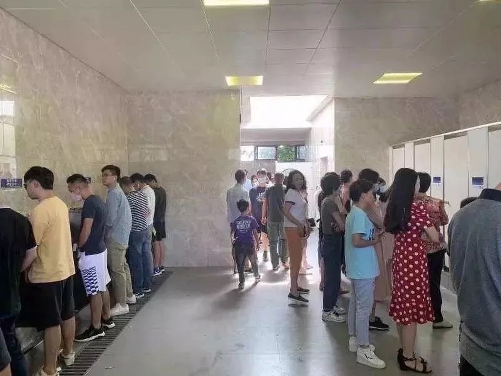 这厕所上的真好——不分男女! 不占地——一个房间就够了!